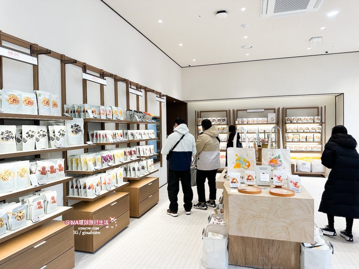 【聖水購物2025】首爾聖水洞必逛Olive Young N超大間、聖水馬鈴薯排骨湯、韓貞仙水果大福(麻糬糯米)、聖水咖啡廳NUDAKE、聖水換錢所 @GINA環球旅行生活