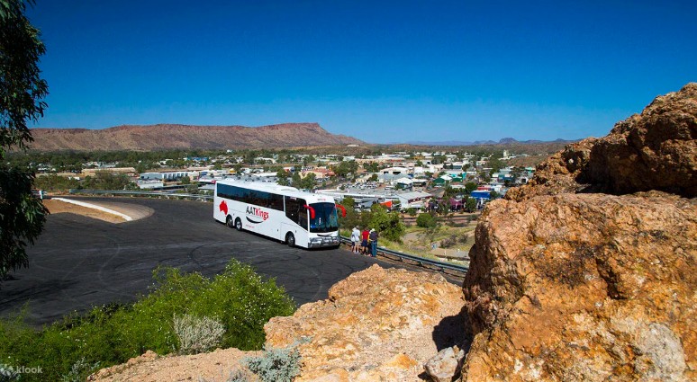 【澳洲北領地2025】愛麗絲泉來往烏魯魯交通方式｜一個人遊預約大巴推薦！遠眺康納山Mount Conner @GINA環球旅行生活