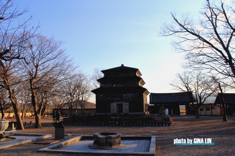 【慶州自由行】芬皇寺（분황사）國寶第30號的模塼石塔，新羅時代最早的石塔。 @GINA環球旅行生活