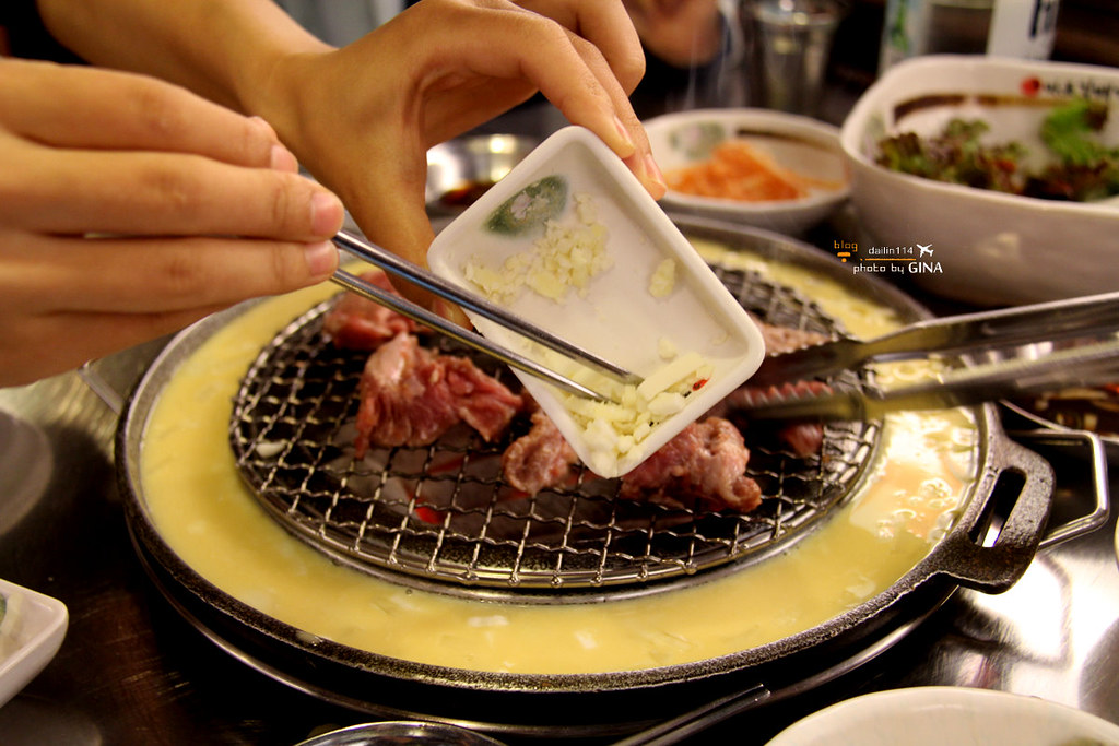 【弘大烤肉】新麻蒲海鷗（마포갈매기）有點令人銷魂的韓國烤肉 @GINA環球旅行生活