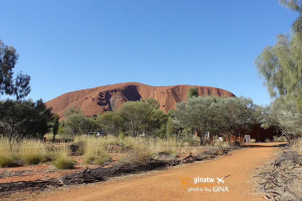 【2023烏魯魯旅遊】艾爾斯岩Ayers Rock我在烏魯魯世界中心｜一個人也可以玩Uluru！日落觀景 紅酒、香檳喝到飽 @GINA環球旅行生活