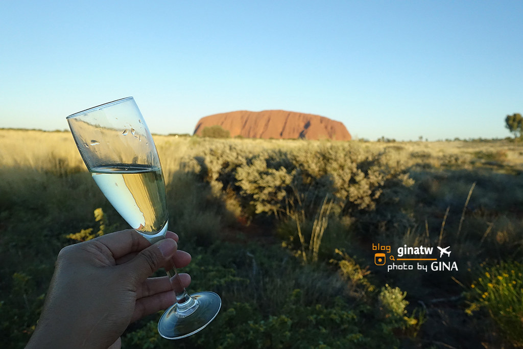 【2023烏魯魯旅遊】艾爾斯岩Ayers Rock我在烏魯魯世界中心｜一個人也可以玩Uluru！日落觀景 紅酒、香檳喝到飽 @GINA環球旅行生活