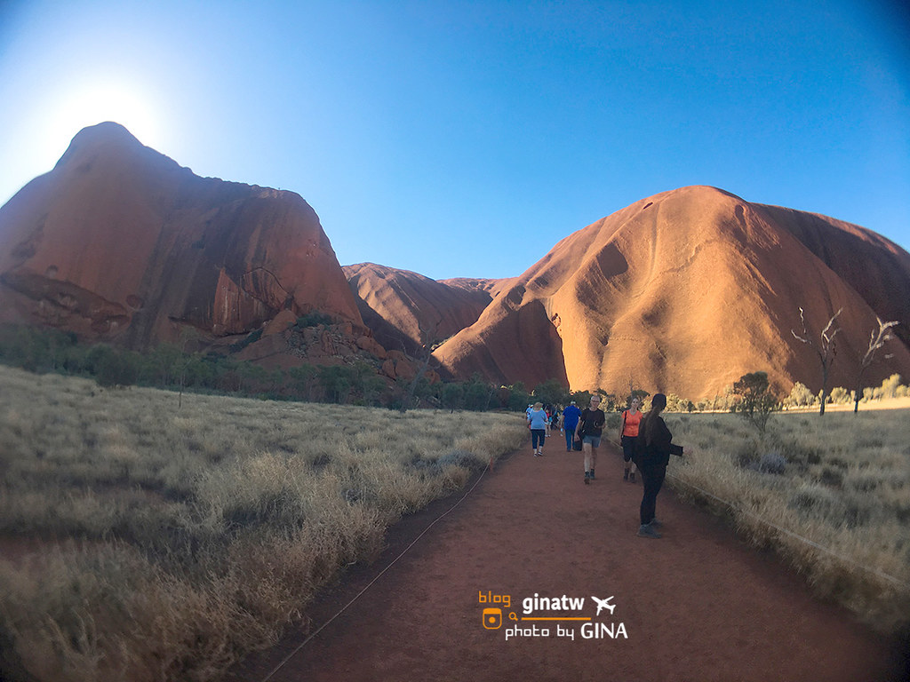 【烏魯魯自由行】2021艾爾斯岩（Ayers Rock）我在烏魯魯世界中心｜一個人也可以玩Uluru！徒步環全程英文導覽團｜日落觀景 紅酒、香檳喝到飽，澳洲北領地景點！ @GINA環球旅行生活