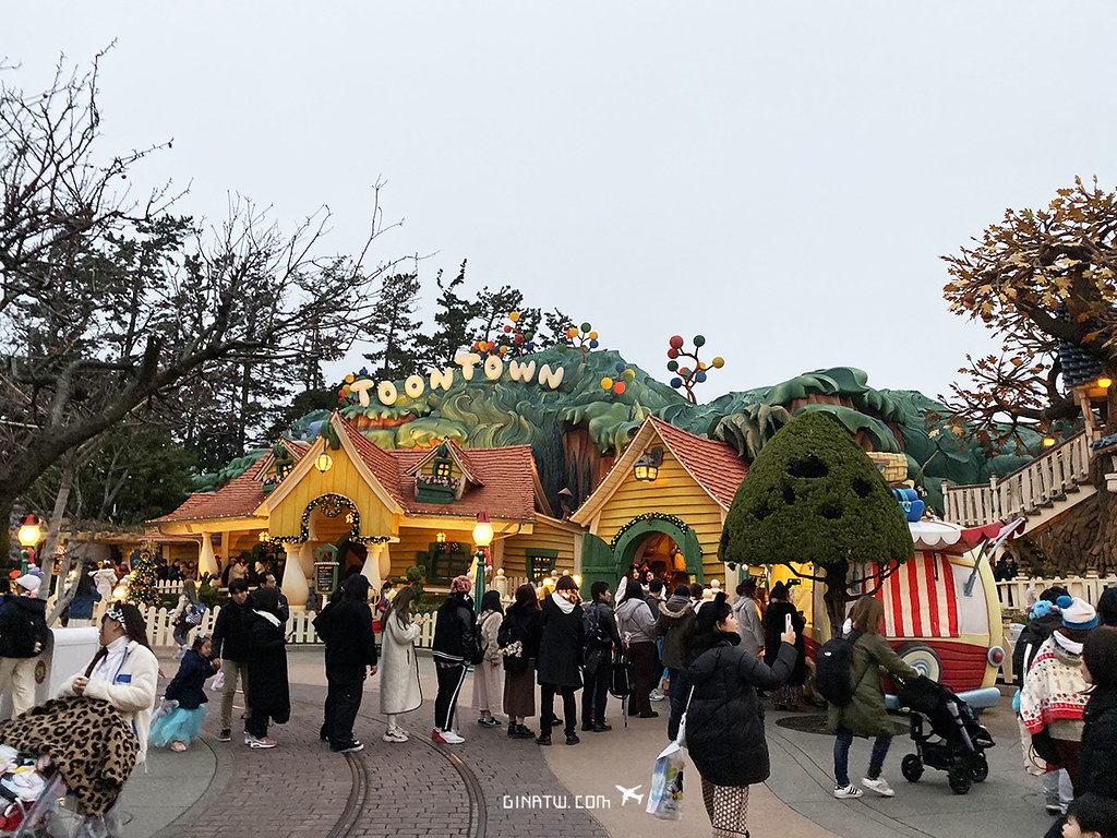 【2023東京迪士尼樂園攻略】聖誕節的迪士尼+新園區開幕-電子門票優惠、快速通關PASS攻略-交通地圖下載-表演活動時刻表-米奇米妮漢堡雞塊手包餐點 @GINA環球旅行生活